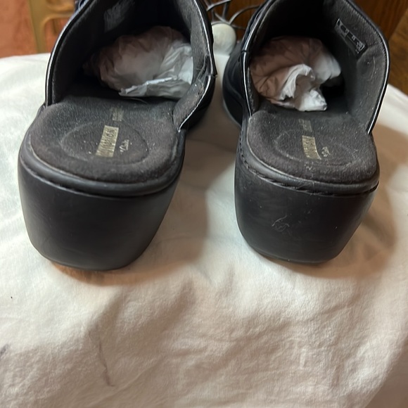 CLARKS BLACK LEATHER CLOGS - Picture 3 of 9